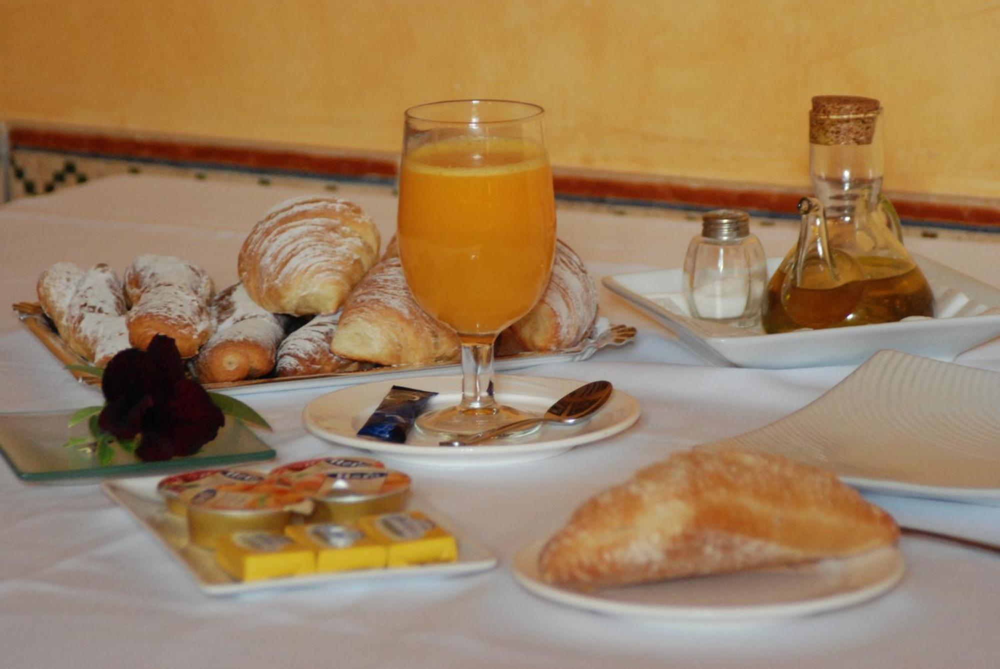 L'Agora Hotel 보캐어렌트 외부 사진